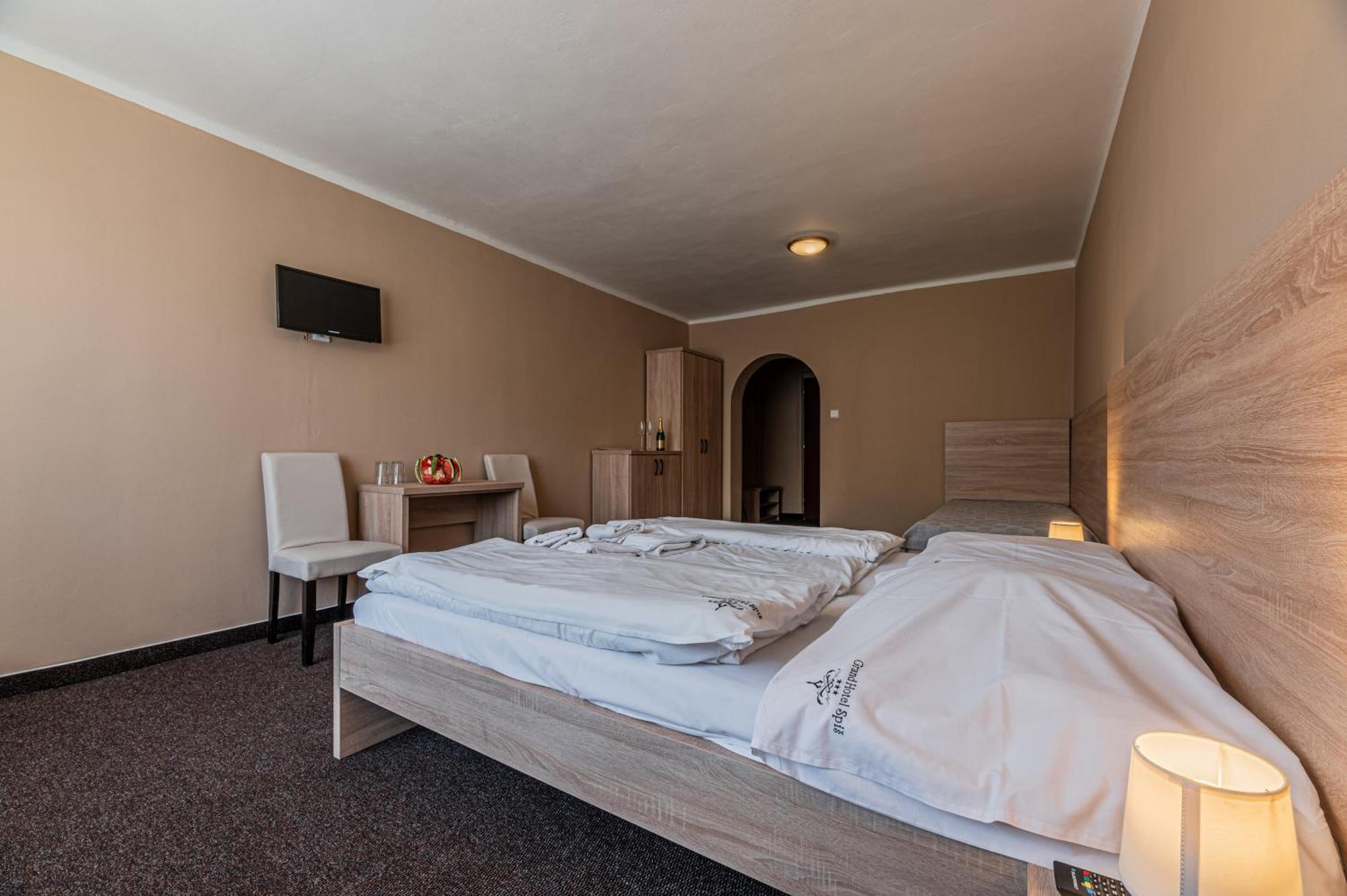 Grand Hotel Rooms Spisske Tomasovce Экстерьер фото