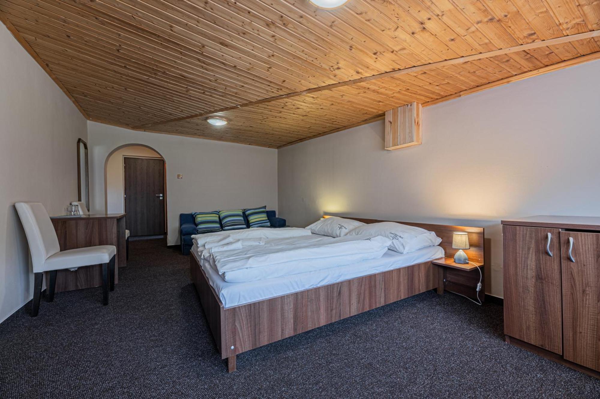 Grand Hotel Rooms Spisske Tomasovce Экстерьер фото