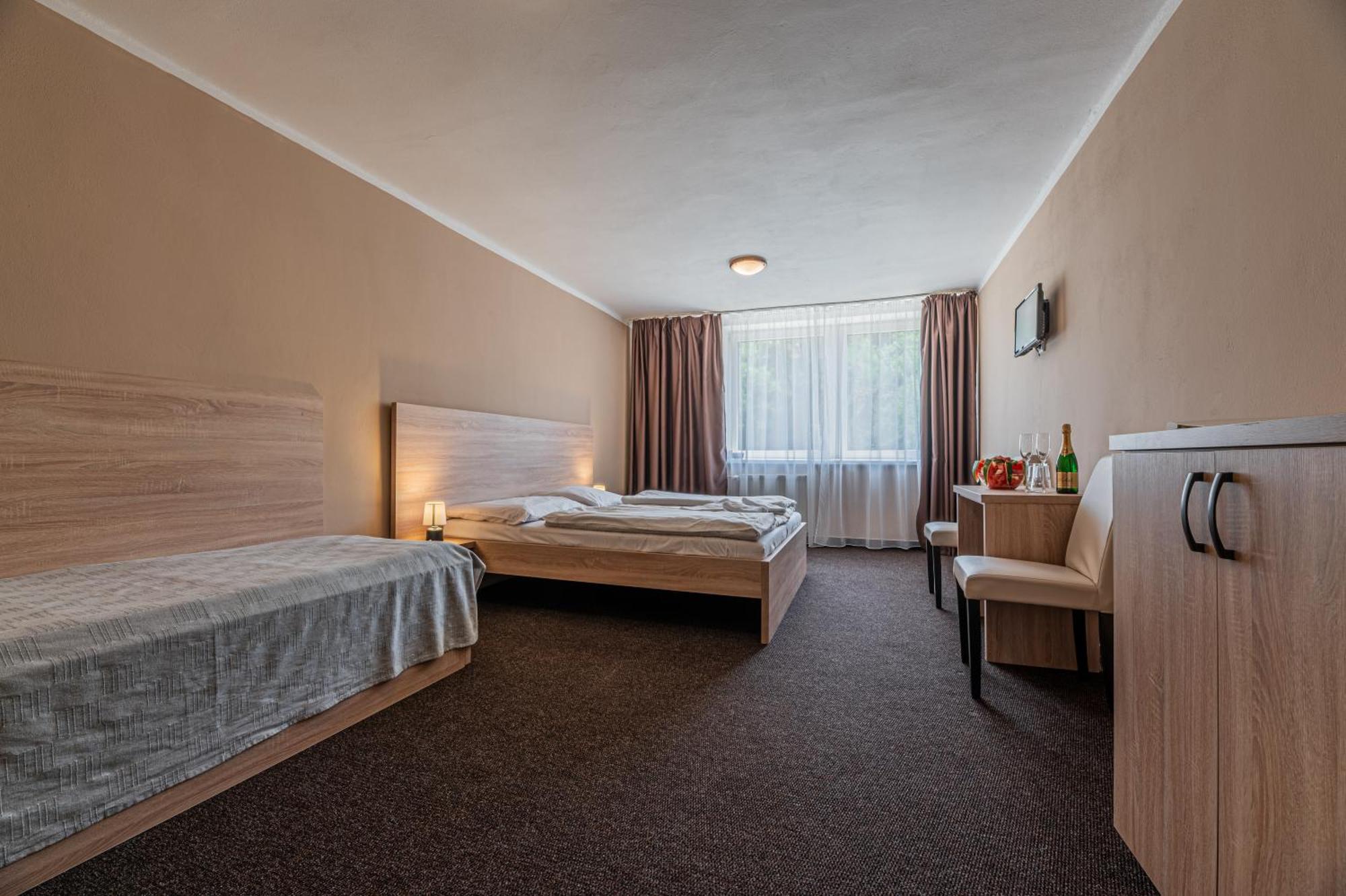 Grand Hotel Rooms Spisske Tomasovce Экстерьер фото