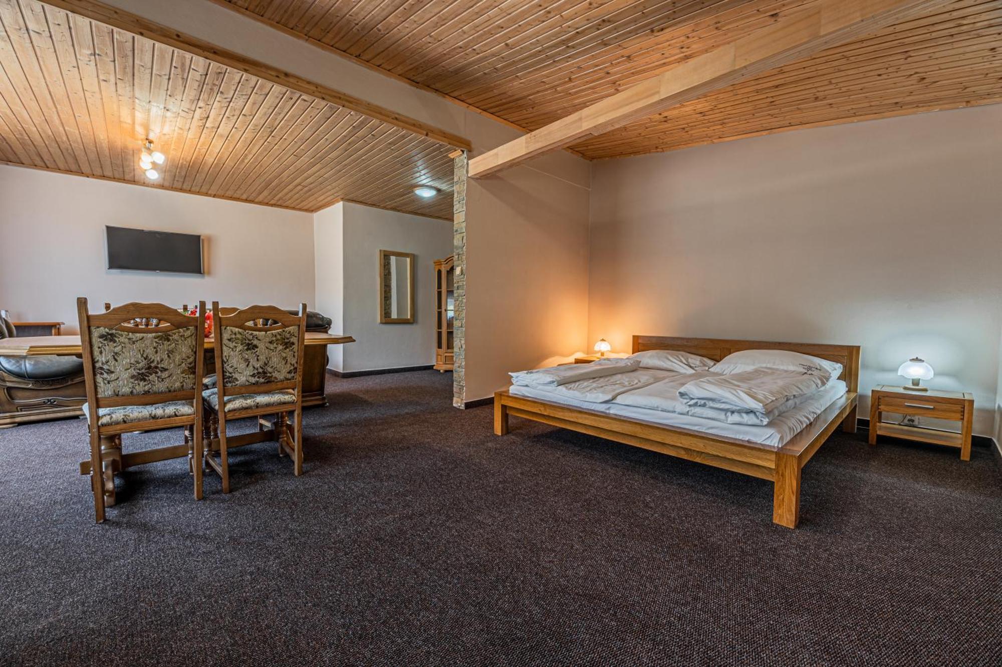 Grand Hotel Rooms Spisske Tomasovce Экстерьер фото